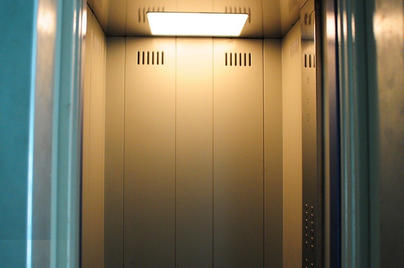 В Липецкой области до 2025 года заменят все старые лифты