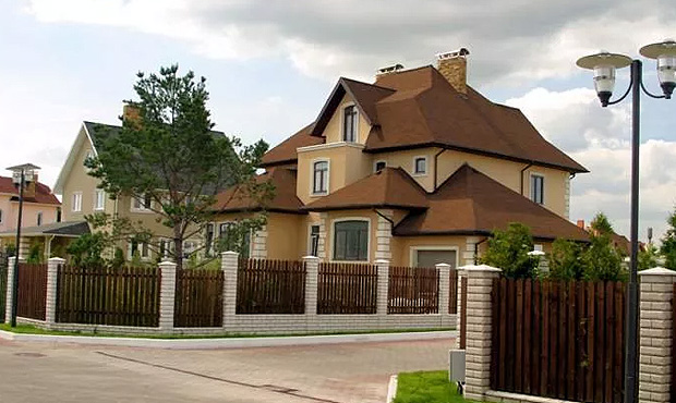 Живущие в квартирах россияне чаще довольны состоянием ЖКХ, чем жители частных домов — опрос