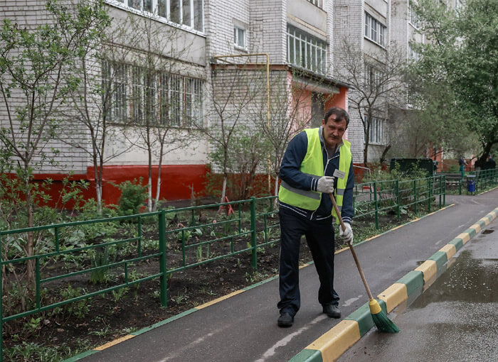 Зарплаты дворников подняли, но спрос на них не упал