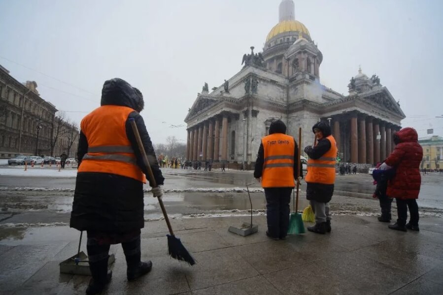 Зарплаты дворников в Петербурге поднимут до 100 тысяч рублей